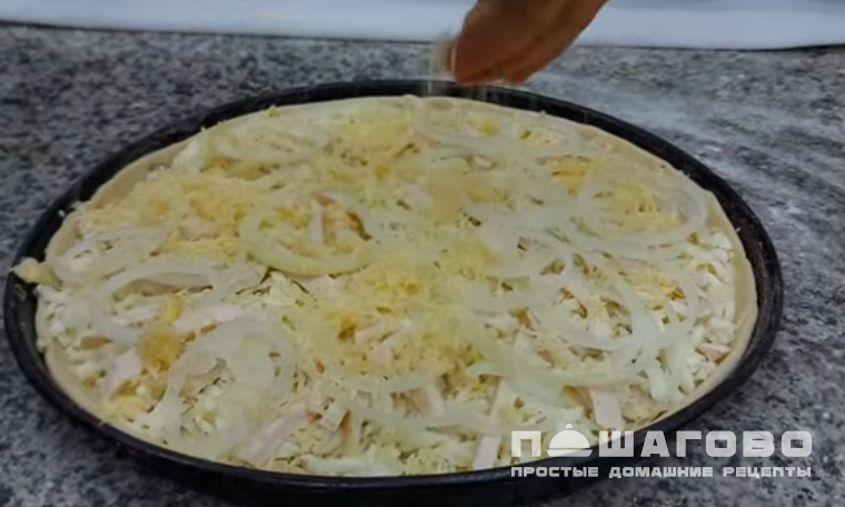 Пицца Жюльен с шампиньонами и копченой курицей