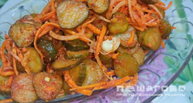 Салат из соленых огурцов с луком и постным маслом