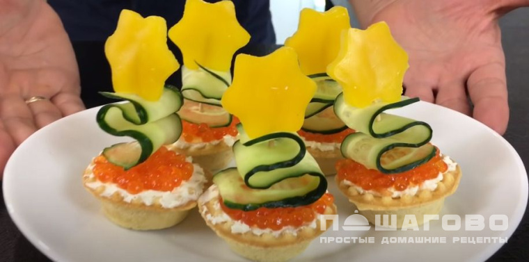 Канапе с красной икрой и болгарским перцем