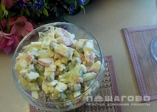 Салат с крабовыми палочками, огурцом и зеленым горошком