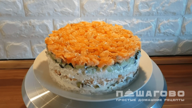 Салат-суши слоями с красной рыбой