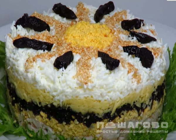 Салат с черносливом, курицей и сыром