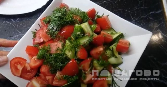 Салат из свежих помидоров и огурцов