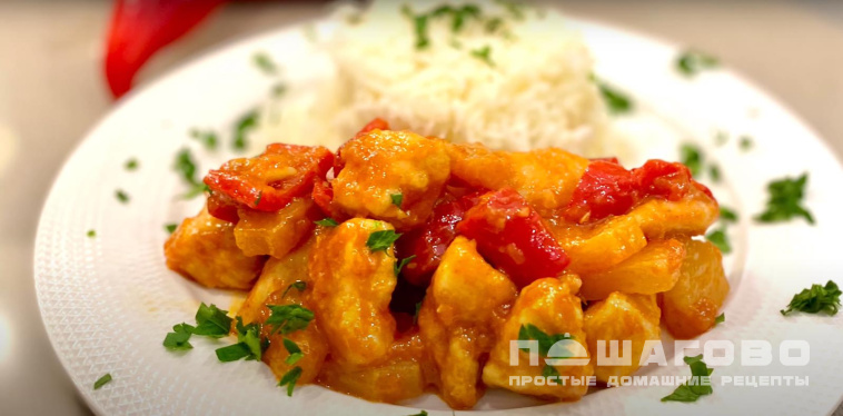 Курица в кисло-сладком соусе со сладким перцем и ананасами