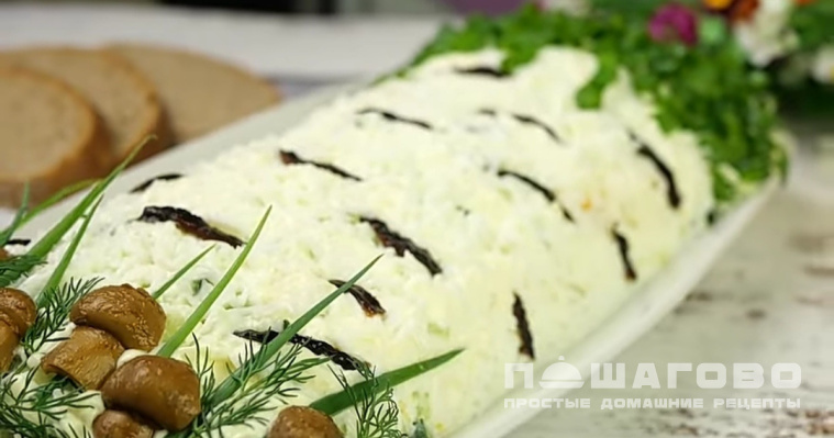 Салат с грибами, черносливом и курицей