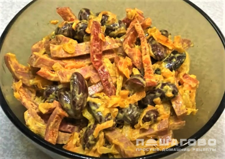 Салат с фасолью и колбасой