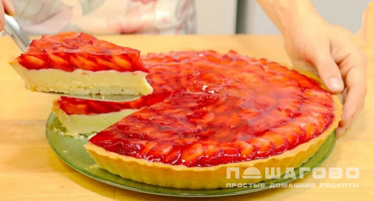 Пирог с заварным кремом и клубникой