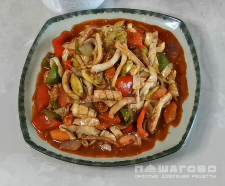Кальмары, тушеные с овощами