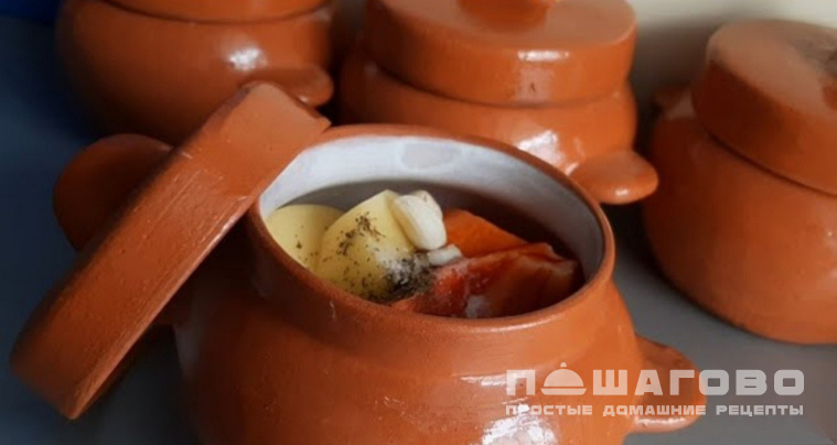 Суп из курицы с горохом в горшочке