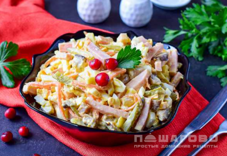 Салат с куриной ветчиной, корейской морковью и грибами
