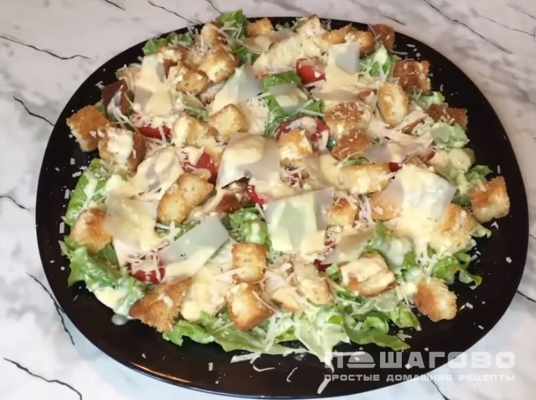 Салат «Цезарь» классический с курицей и сухариками