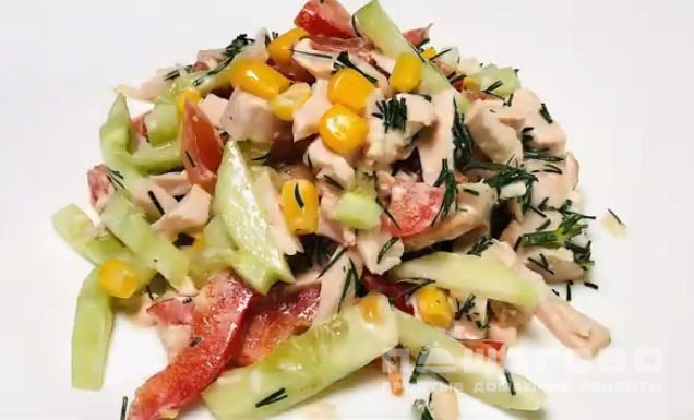Салат с копченой курицей, овощами и кукурузой