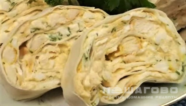 Рулет из лаваша с курицей и сыром