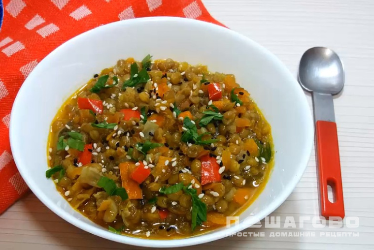 Зеленая чечевица с овощами