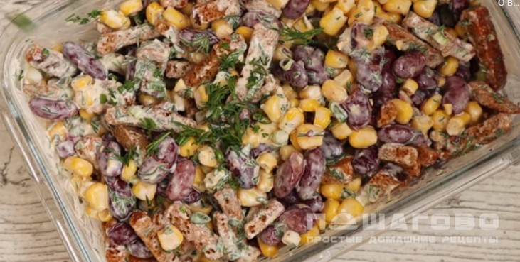 Салат с фасолью, кукурузой и сухариками