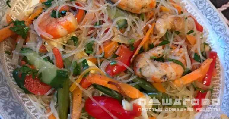 Салат с фунчозой и морепродуктами