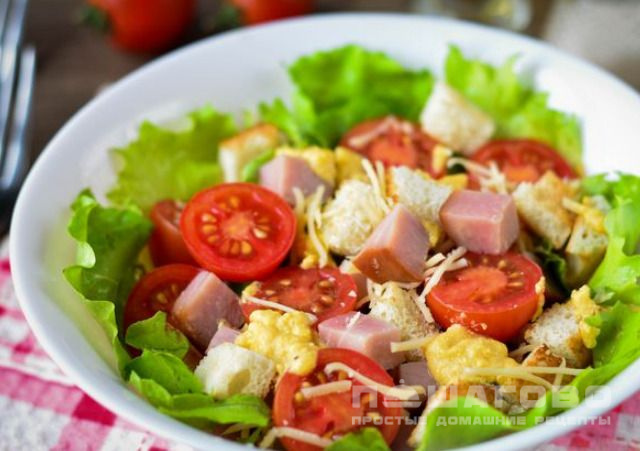 Салат с ветчиной, сухариками и листовым салатом