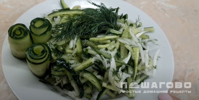 Салат с дайконом и огурцом