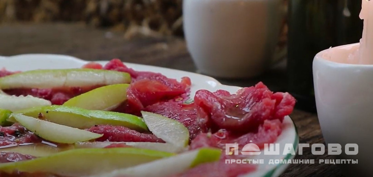 Карпаччо из тушеной груши с бальзамической заправкой