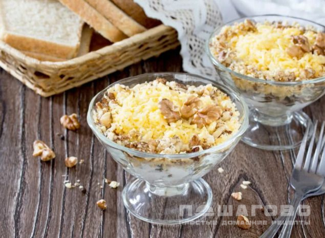 Салат с ананасами, курицей и грецкими орехами