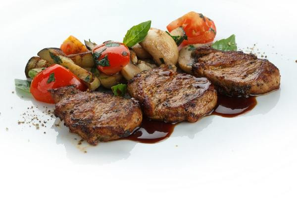 Медальоны из нарезанного свиного мяса с луком и майонезом
