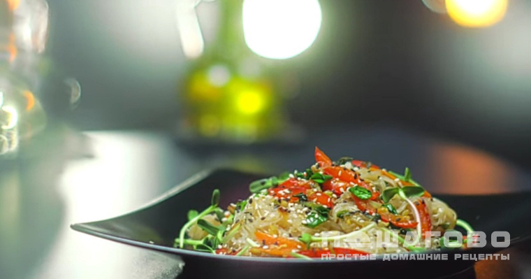 Рисовая лапша с овощами и соусом терияки
