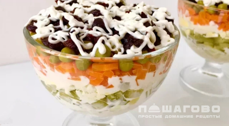 Салат Прага с курицей и черносливом