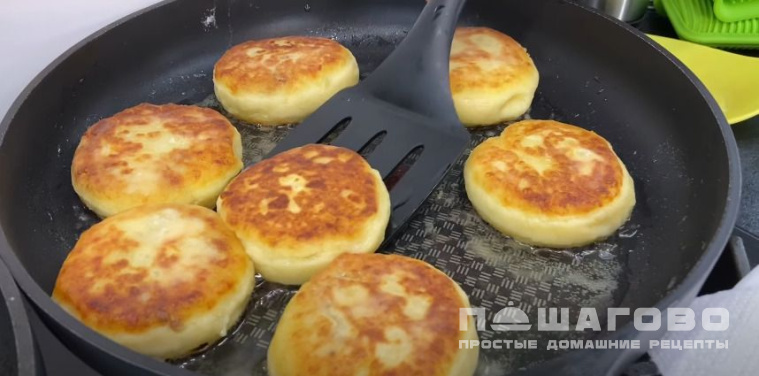 Картофельные пирожки с мясом на сковороде