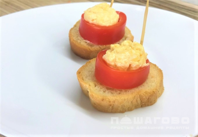Канапе с сырной массой и сладким перцем