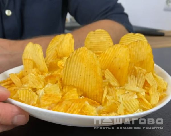 Салат "Парус" с копченой курицей и чипсами