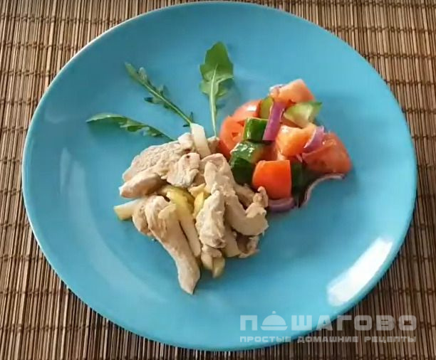 Индейка с яблоками и луком