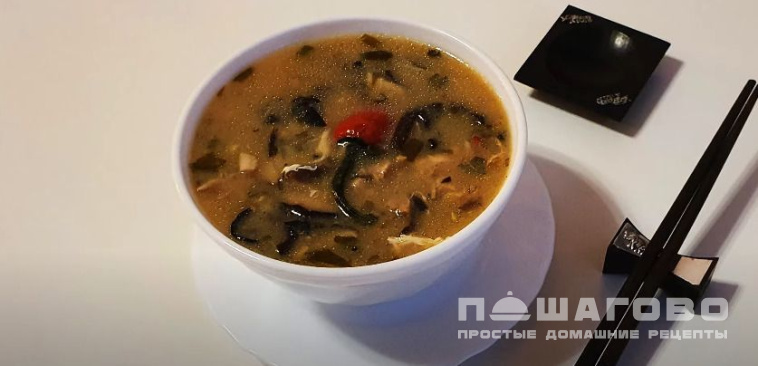 Суп кимчи с яйцом, тофу и древесными грибами моэр