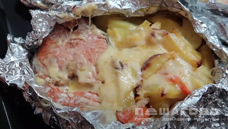 Лосось, запеченный в фольге с овощами