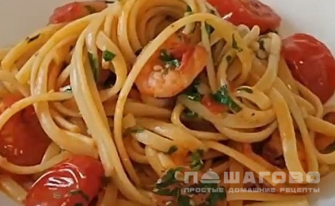 Паста лингвини с креветками и свежей зеленью