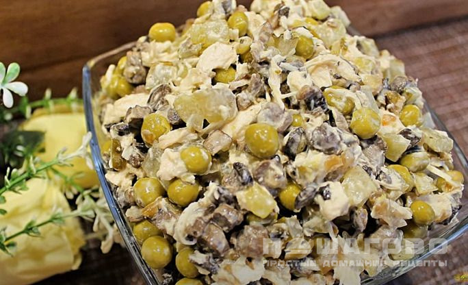 Салат с курицей, грибами и маринованными огурцами