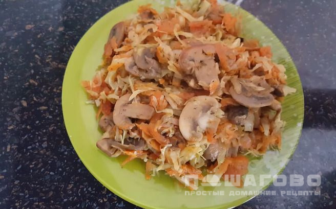 Капуста, тушеная с шампиньонами