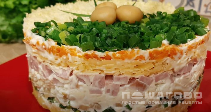 Слоеный салат с грибами и ветчиной