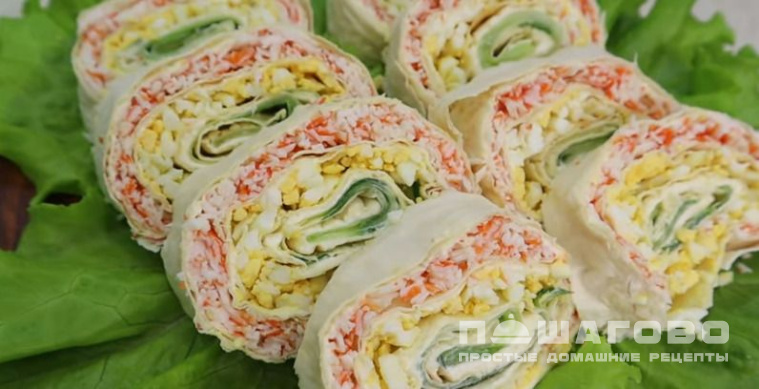 Рулет из лаваша с крабовыми палочками и укропом