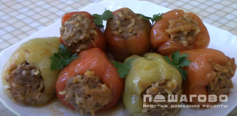 Фаршированные фаршем и рисом перцы