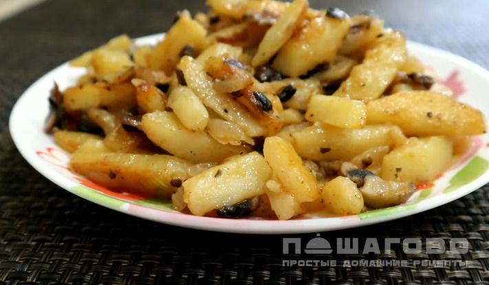 Жареная картошка с шампиньонами и луком на сковороде