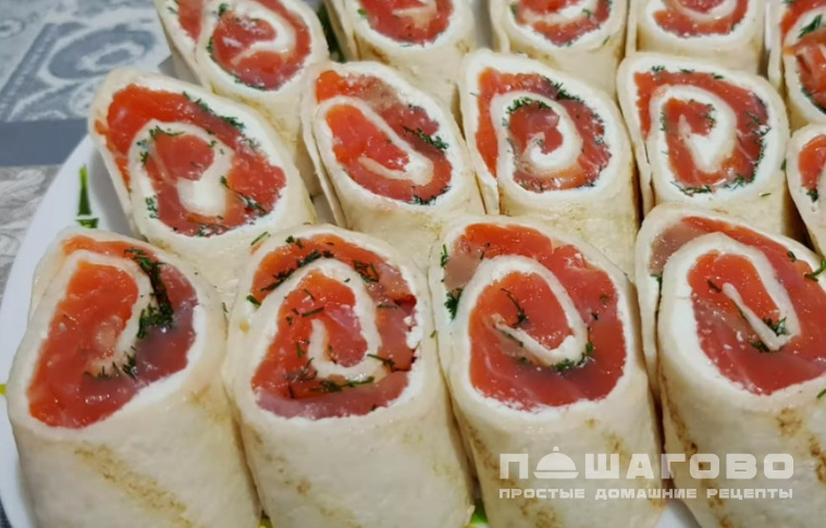 Рулет из лаваша с семгой и творожным сыром