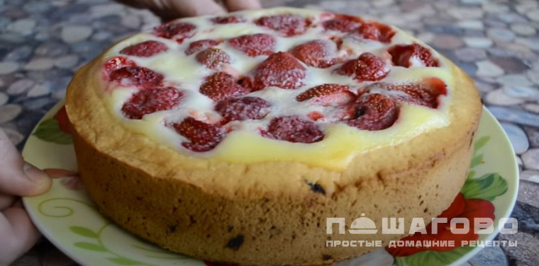 Заливной пирог с клубникой