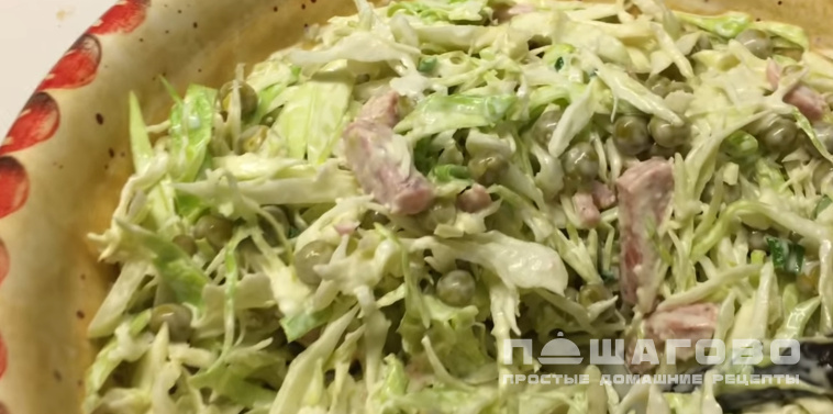 Салат из свежей капусты, колбасы и зелёного горошка