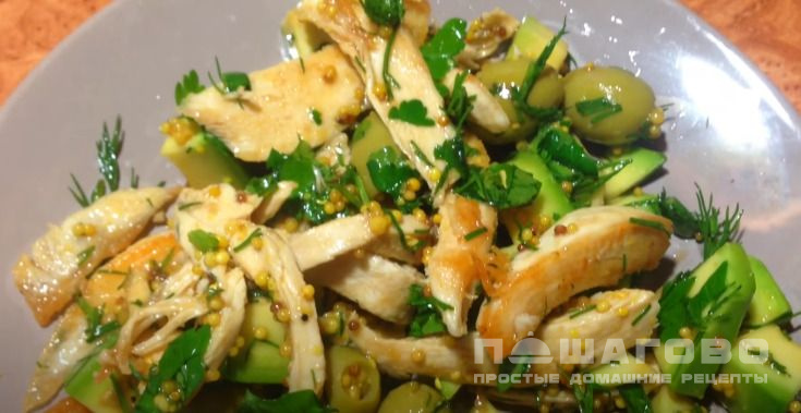Салат с куриной грудкой авокадо и оливками