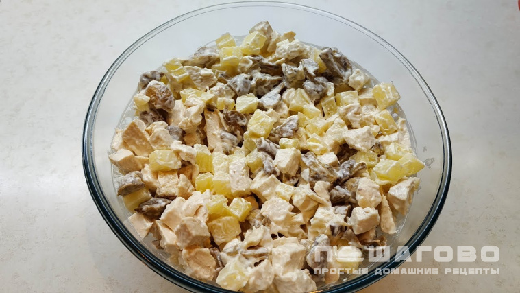 Салат из курицы с ананасами, грибами и сыром