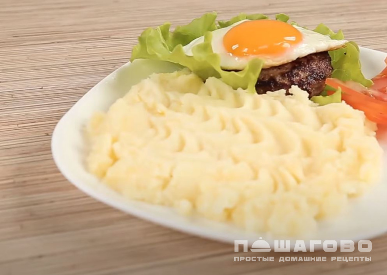 Рубленые бифштексы с деревенским яйцом