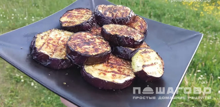 Баклажаны на гриле с чесноком, лимонным соком и тмином
