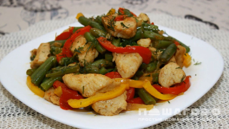 Теплый салат с курицей и стручковой фасолью
