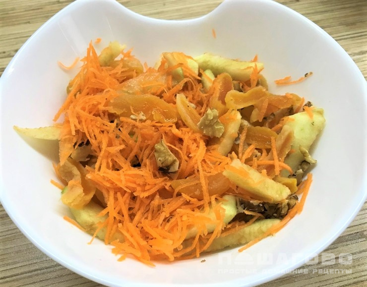 Салат с курагой и грецким орехом