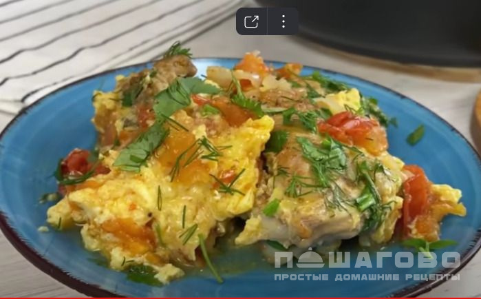 Курица с помидорами и яйцом